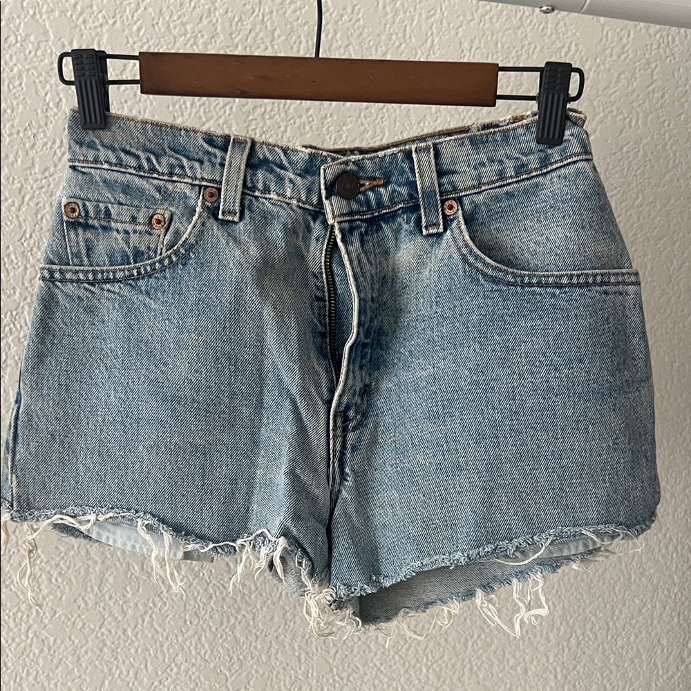 Vintage Levi's Women's Light Blue Denim Shorts - Picture 2 of 6